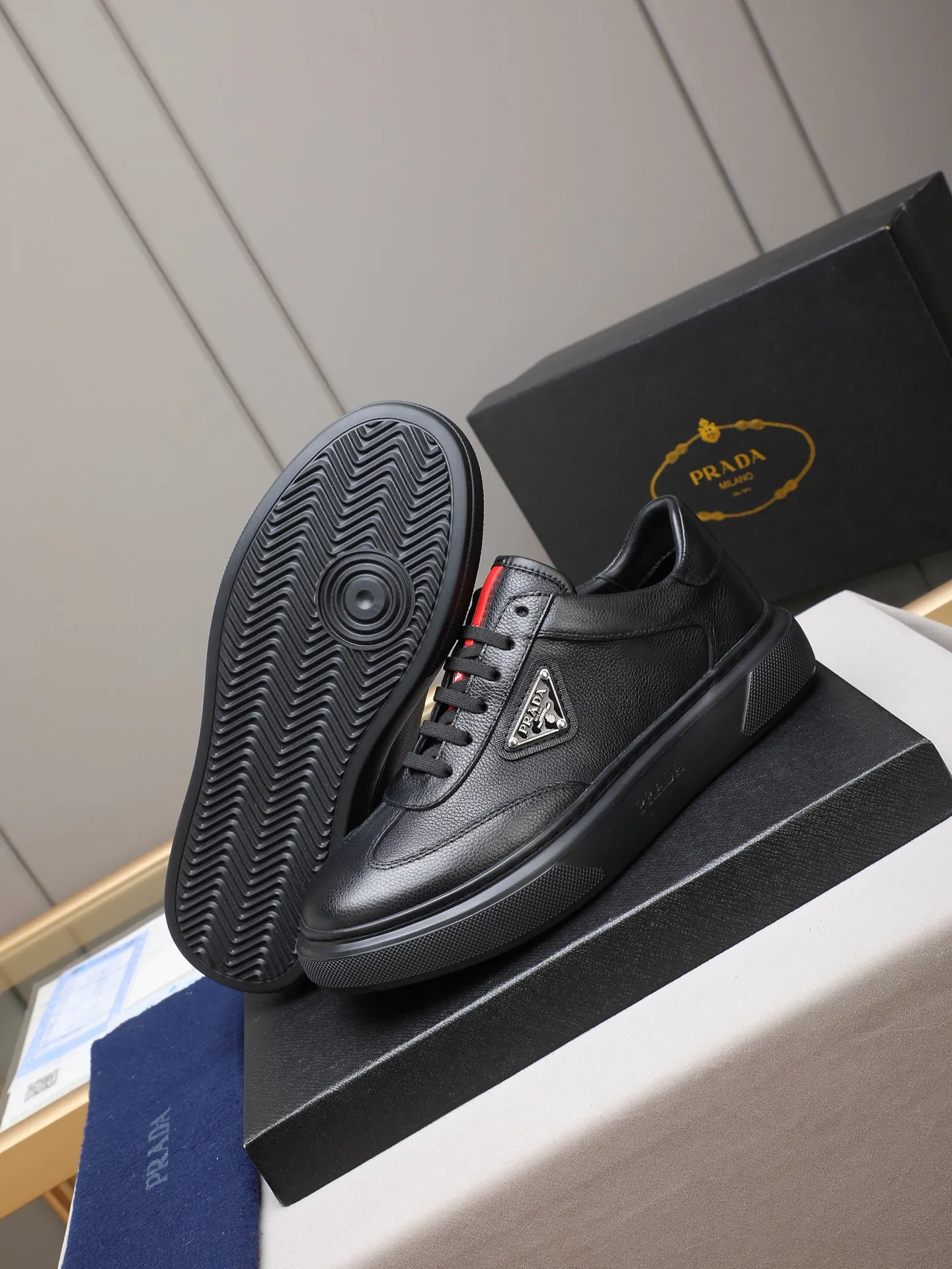 PP460 Prada/Prada men's new casual shoes, this upper is made of imported calfskin + sheep lining! The outside is decorated with the P family's classic metal triangle enamel logo, and the outsole is made of non-slip sports foam ultra-light outsole, which feels good on the feet and is a fashionable and fashionable item!  Size: 38-44 (45 customized)